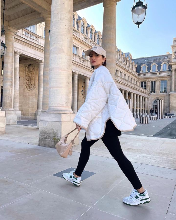 De marcas exclusivas como Miu Miu, Michael Kors o Raf Simons a otras más asequibles como son las opciones que dan Zara, Mango, Adolfo Domínguez, Cortefiel o H&amp;M, así es el abrigo de la temporada. En la imagen, Alexandra Pereira con plumífero de The Frankie Shop.