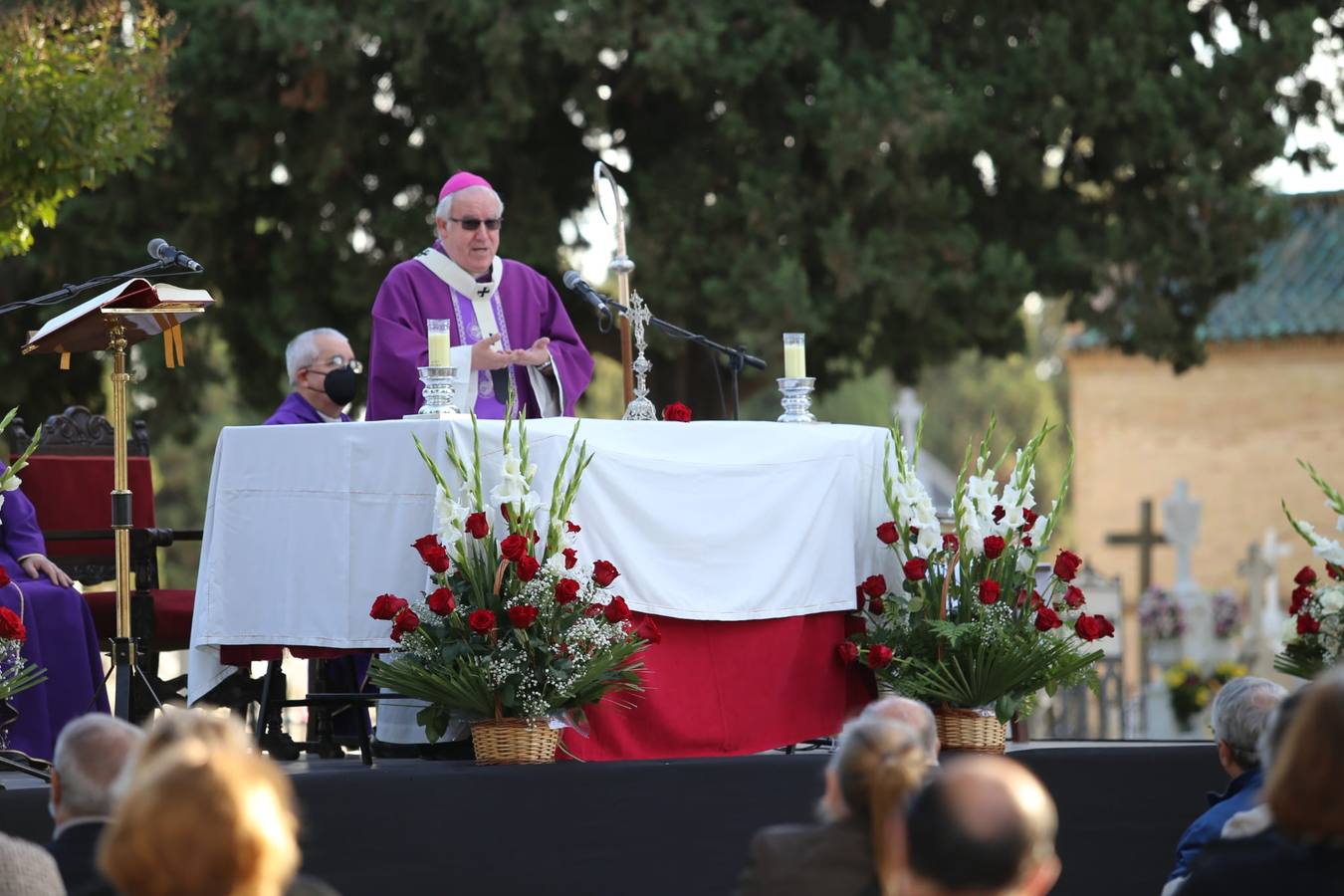 Misa de difuntos en el Cementerio de Sevilla