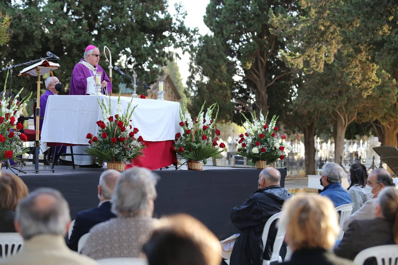 Misa de difuntos en el Cementerio de Sevilla