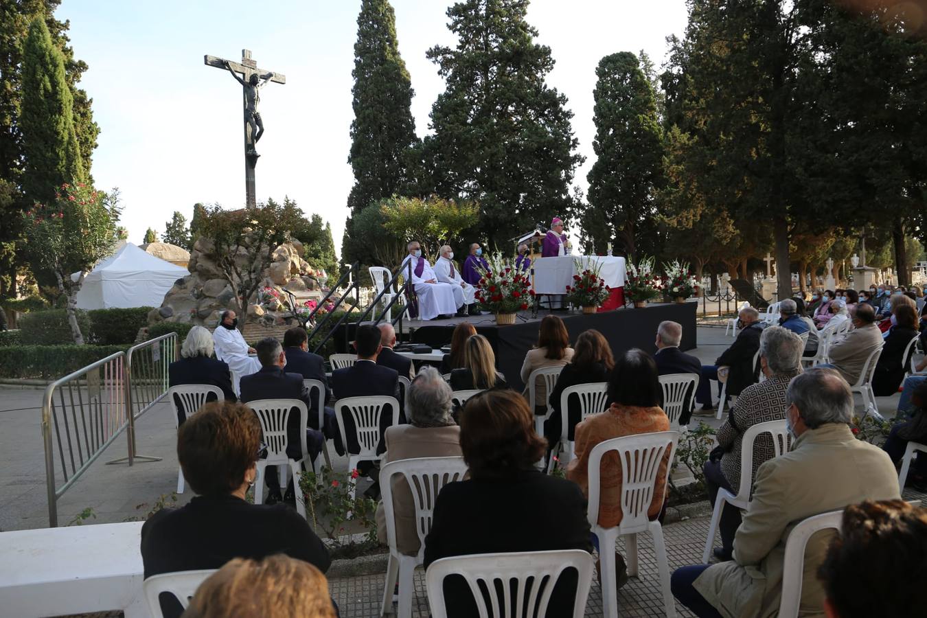 Misa de difuntos en el Cementerio de Sevilla