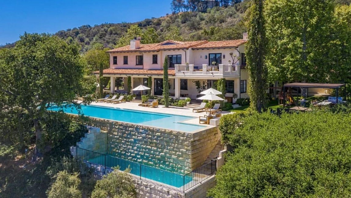 La mansión californiana de Justin Timberlake y Jessica Biel. La propiedad se encuentra en una de las zonas más exclusivas de la ciudad, Torreyson Place, un lugar tranquilo perfecto para familias en donde prima la privacidad. Construida siguiendo el estilo de las villas españolas, fue renovada recientemente de la mano de Estee Stanley, una de la diseñadora de interiores favoritas de las celebrities.