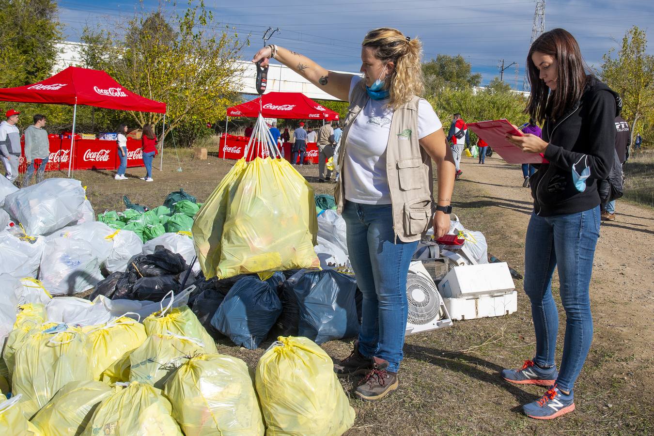 Recogida de residuos en la ribera del Guadalquivir de Sevilla, en imágenes