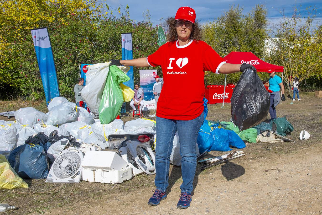 Recogida de residuos en la ribera del Guadalquivir de Sevilla, en imágenes