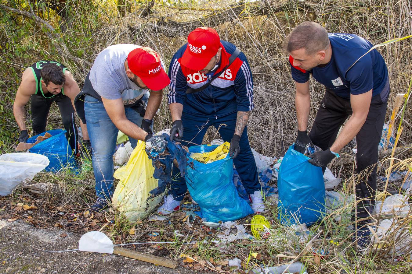 Recogida de residuos en la ribera del Guadalquivir de Sevilla, en imágenes