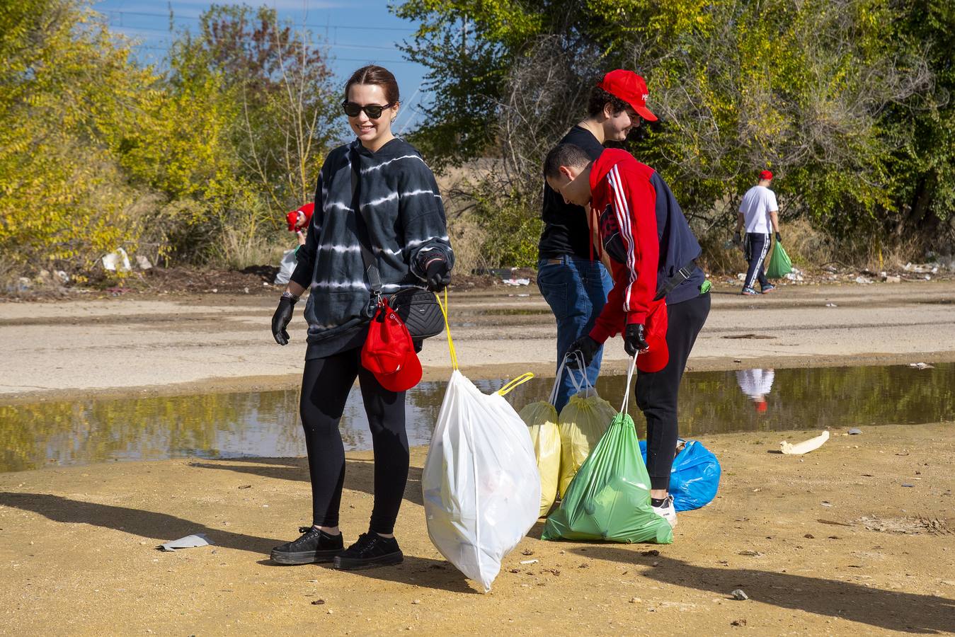 Recogida de residuos en la ribera del Guadalquivir de Sevilla, en imágenes