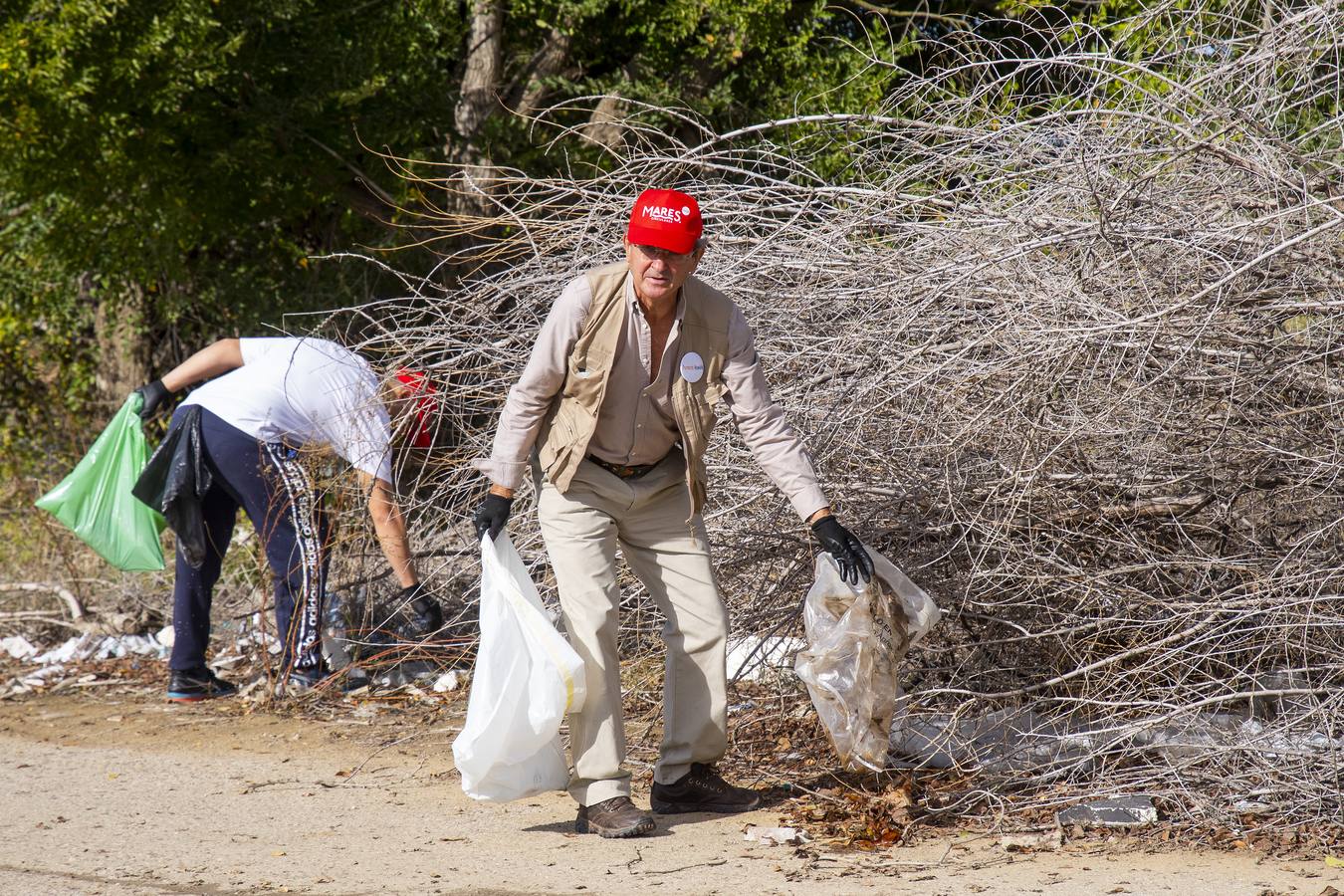 Recogida de residuos en la ribera del Guadalquivir de Sevilla, en imágenes