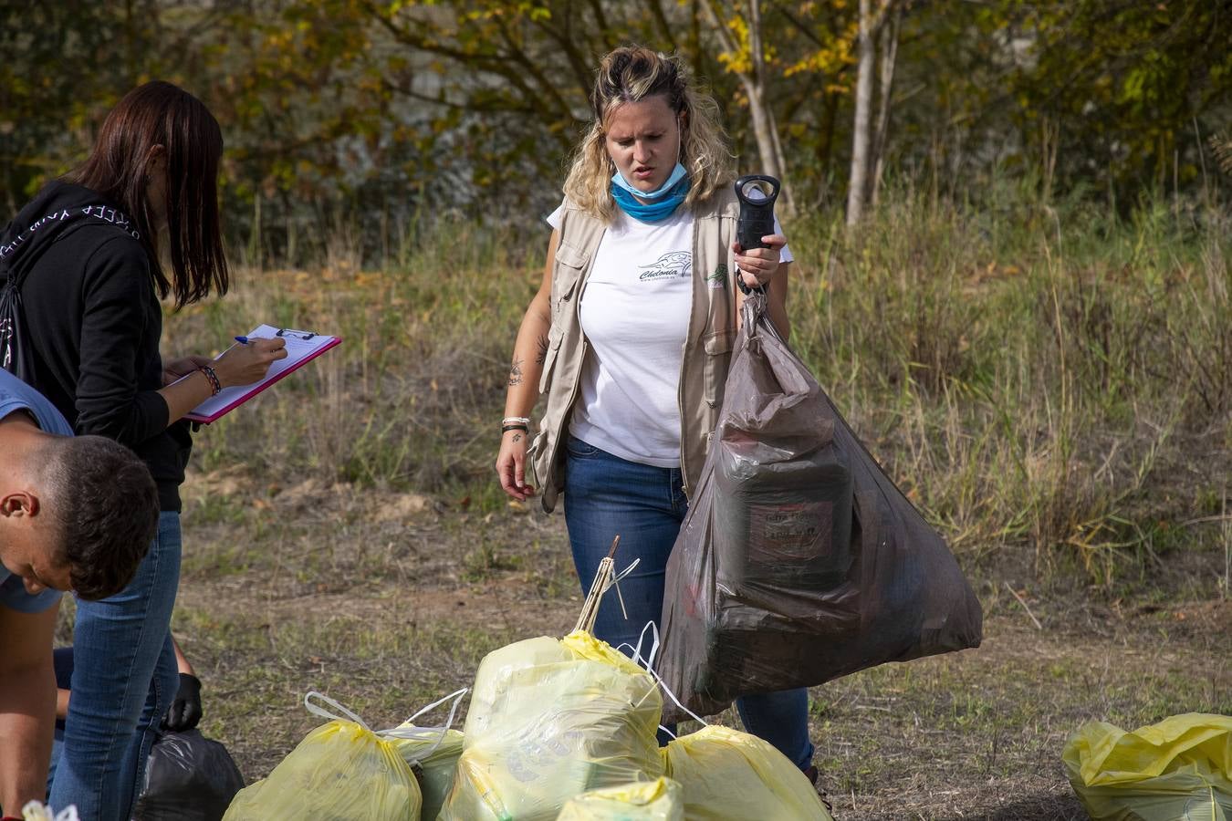 Recogida de residuos en la ribera del Guadalquivir de Sevilla, en imágenes