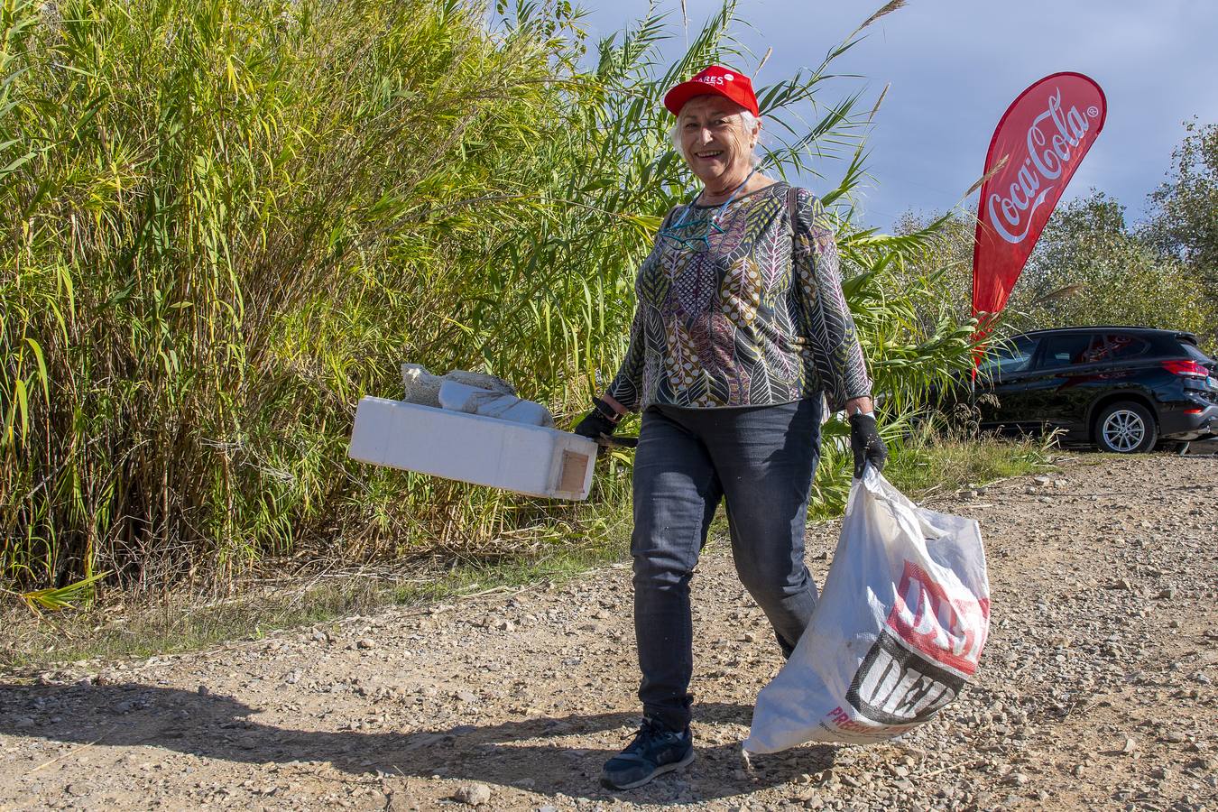 Recogida de residuos en la ribera del Guadalquivir de Sevilla, en imágenes