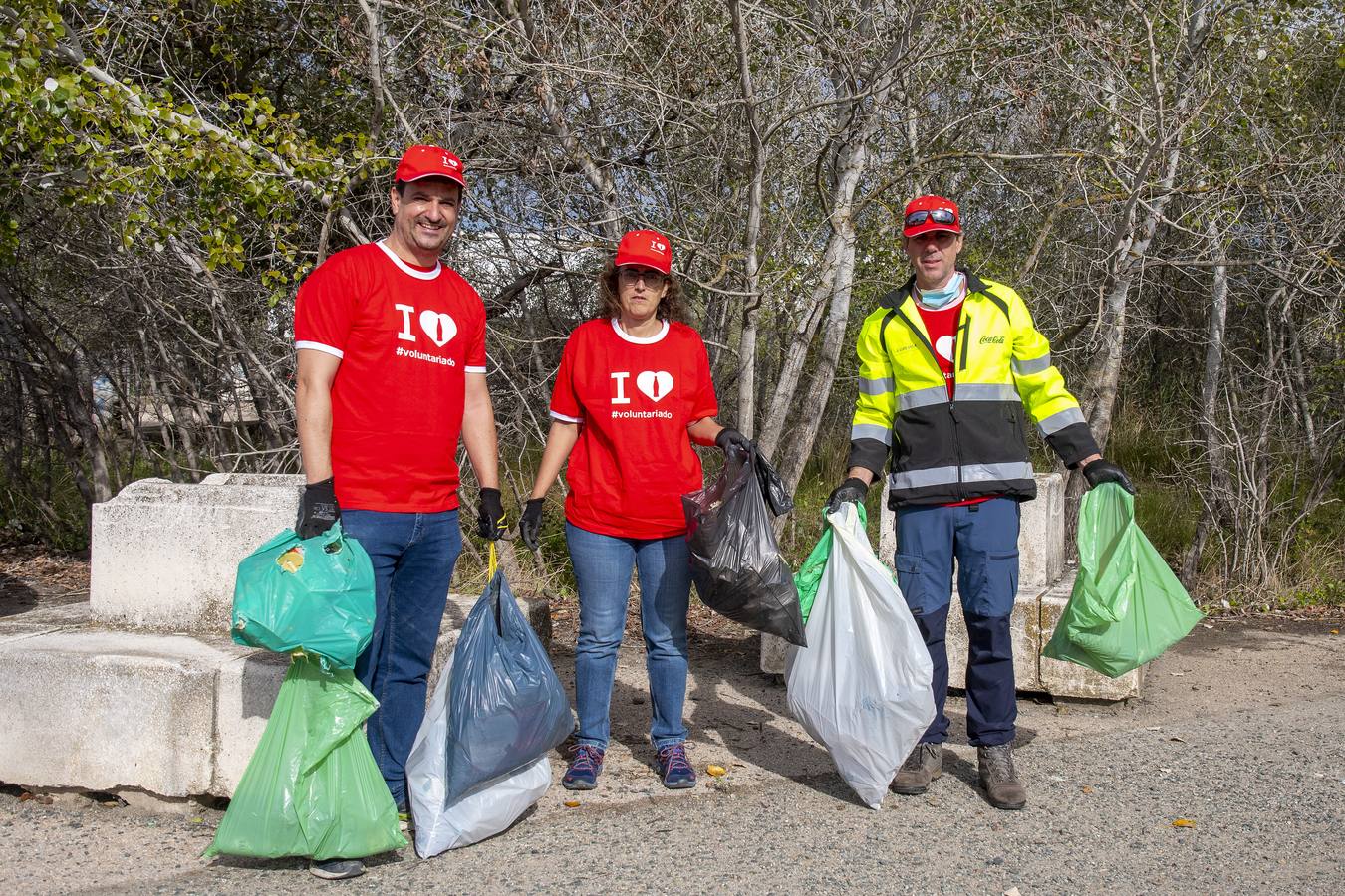 Recogida de residuos en la ribera del Guadalquivir de Sevilla, en imágenes