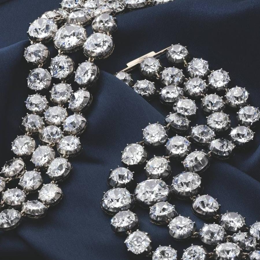 Los brazaletes están cubiertos cada uno de ellos por tres hileras de diamantes, en total 112 piedras cuya talla oscila entre un quilate los más pequeños y más de cuatro quilates los de mayores dimensiones. En conjunto suman entre 140 y 150 quilates. En su diseño participó la propia María Antonieta. Fueron un encargo personal de la reina de Francia al joyero parisino Charles Auguste Boehmer realizado en 1776. La Reina pagó 250.000 libras por él, una «suma enorme» en ese momento, según valora Cisamolo.