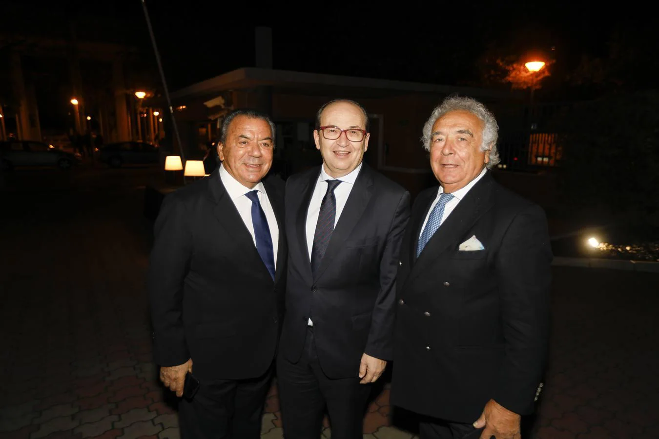 El presidente del Sevilla FC, Pepe Castro, junto a otros de los invitados