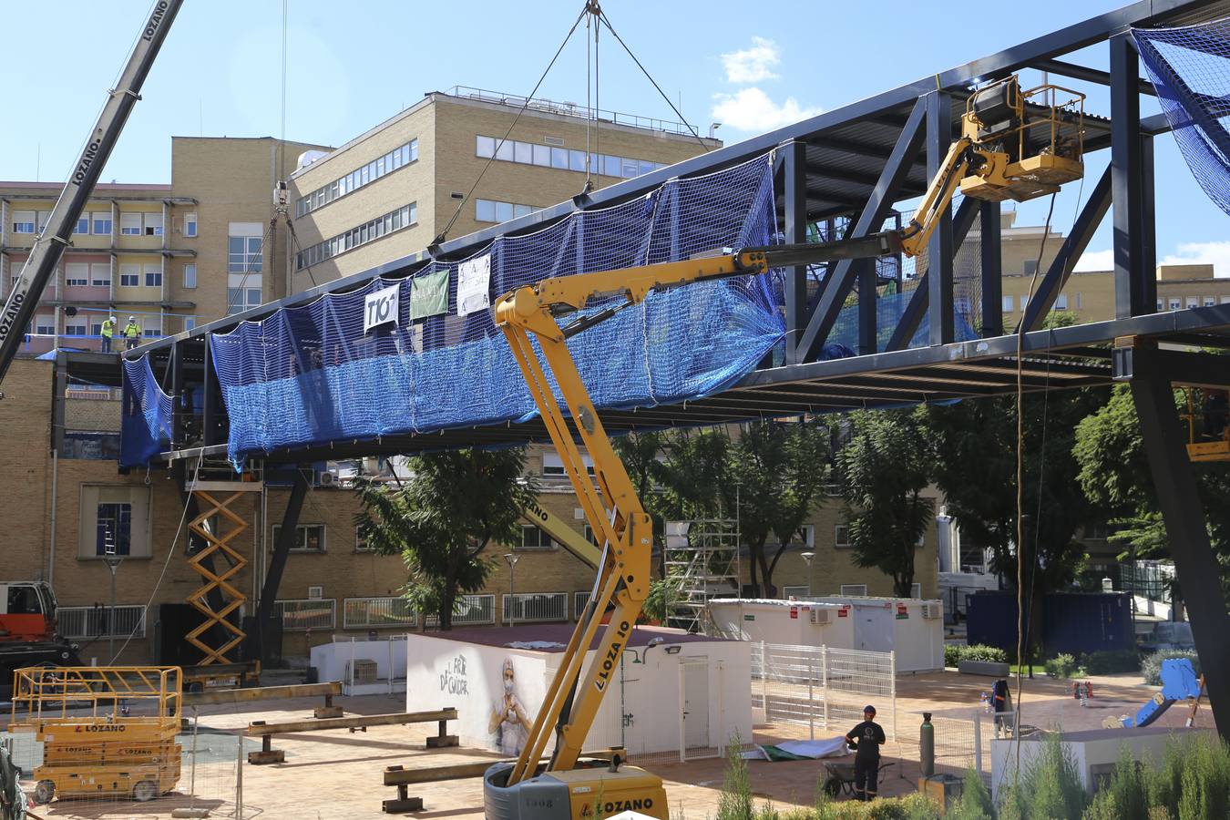 Montaje de la pasarela volada que conectará los cuatro hospitales Virgen del Rocío en Sevilla