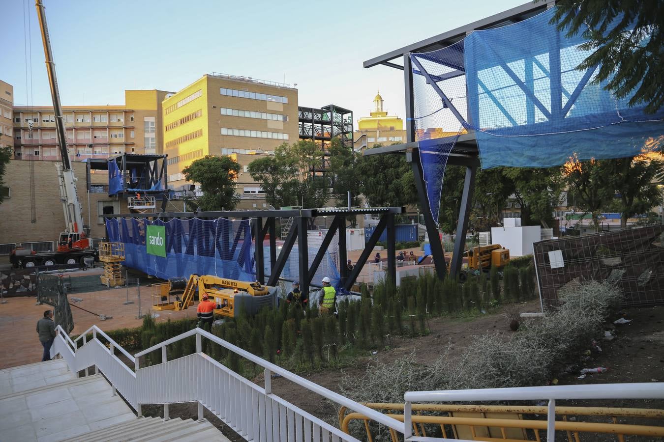 Montaje de la pasarela volada que conectará los cuatro hospitales Virgen del Rocío en Sevilla