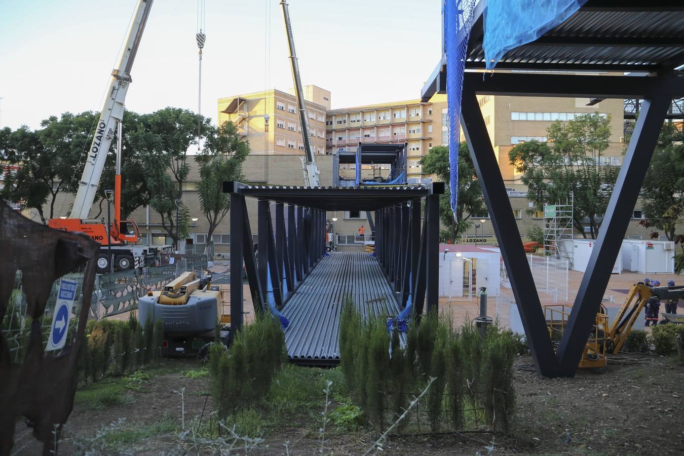 Montaje de la pasarela volada que conectará los cuatro hospitales Virgen del Rocío en Sevilla