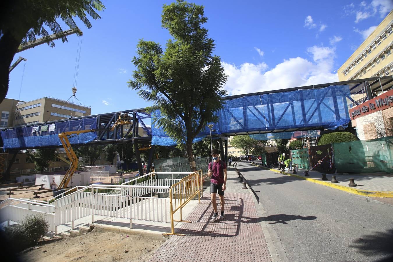 Montaje de la pasarela volada que conectará los cuatro hospitales Virgen del Rocío en Sevilla