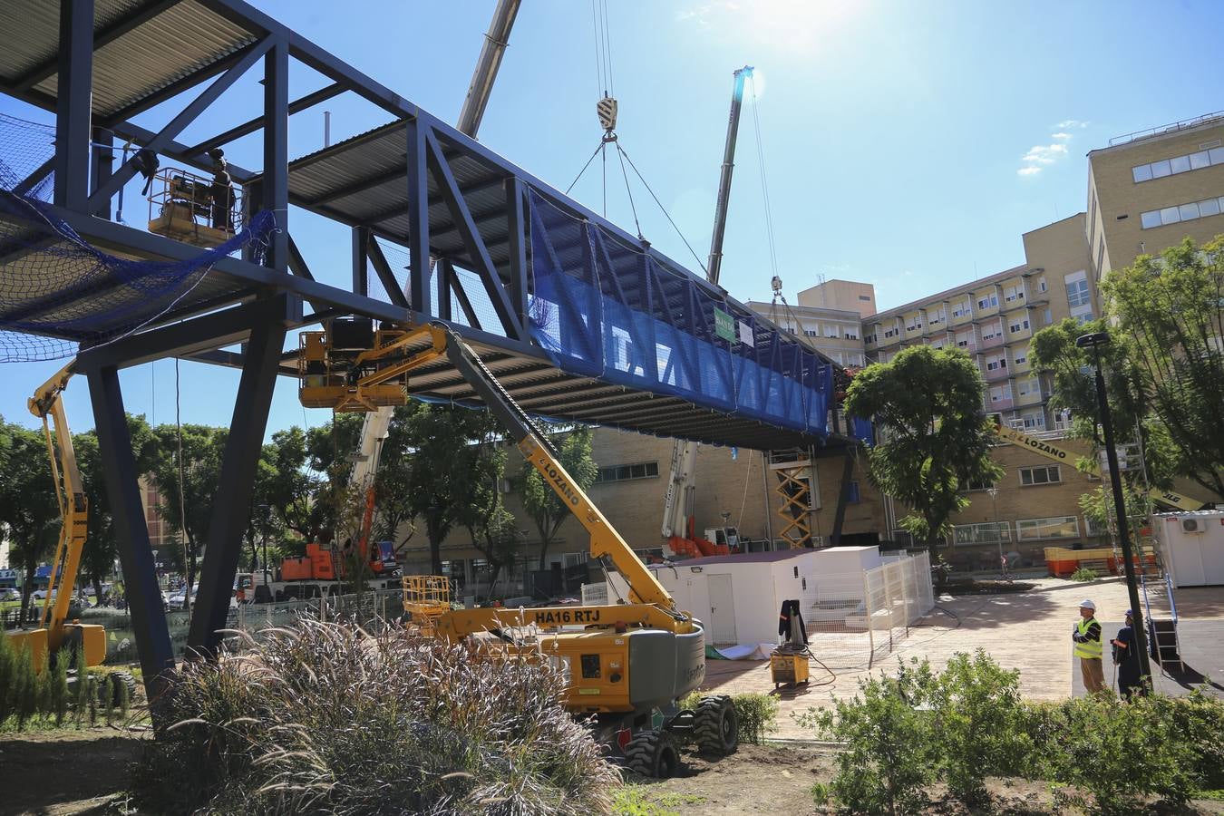 Montaje de la pasarela volada que conectará los cuatro hospitales Virgen del Rocío en Sevilla