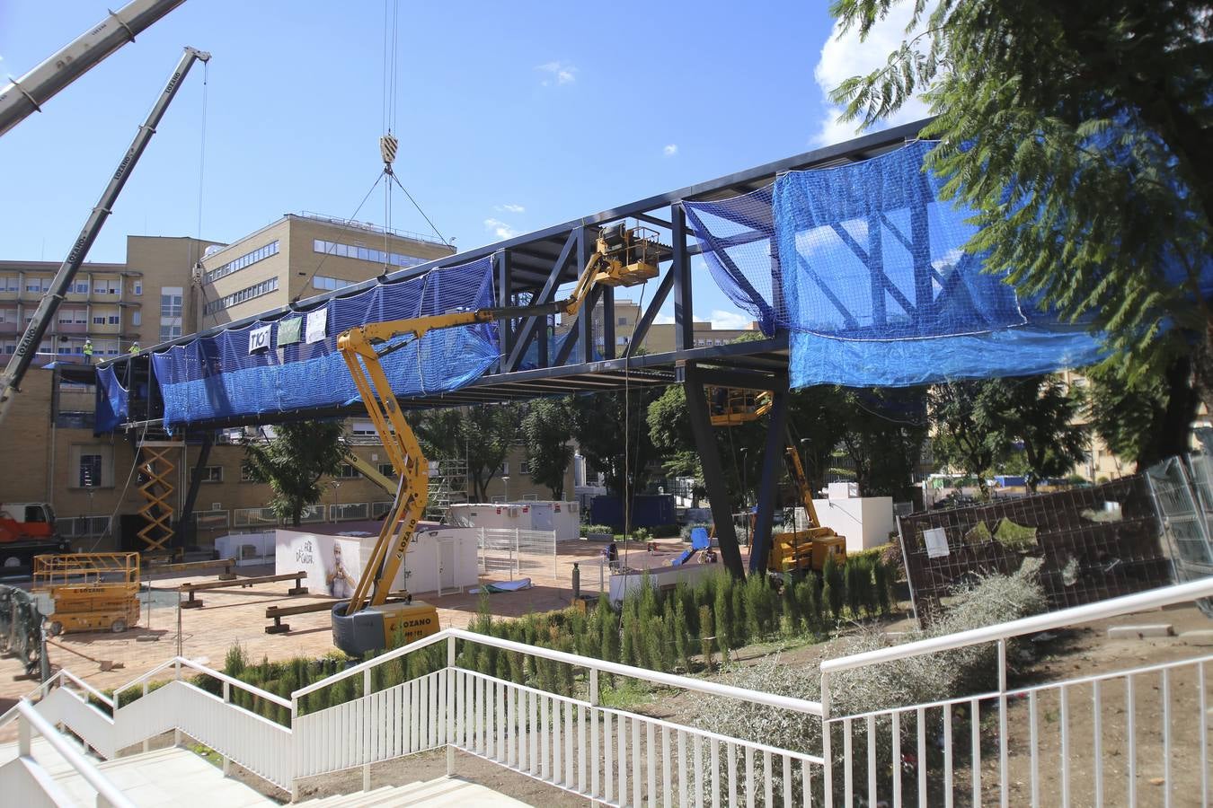 Montaje de la pasarela volada que conectará los cuatro hospitales Virgen del Rocío en Sevilla