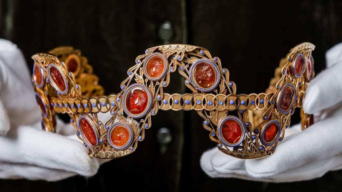 Sotheby's ha indicado que, en un periodo de solo seis años, Josefina «gastó la impresionante suma de más de 25 millones de francos en joyas y ropa, superando por mucho su presupuesto». Según una dama de compañía de la emperatriz, su mayor placer cuando estaba en el castillo de Malmaison era sentarse a una mesa con sus damas junto al fuego y mostrarles los camafeos que estaba usando ese día.