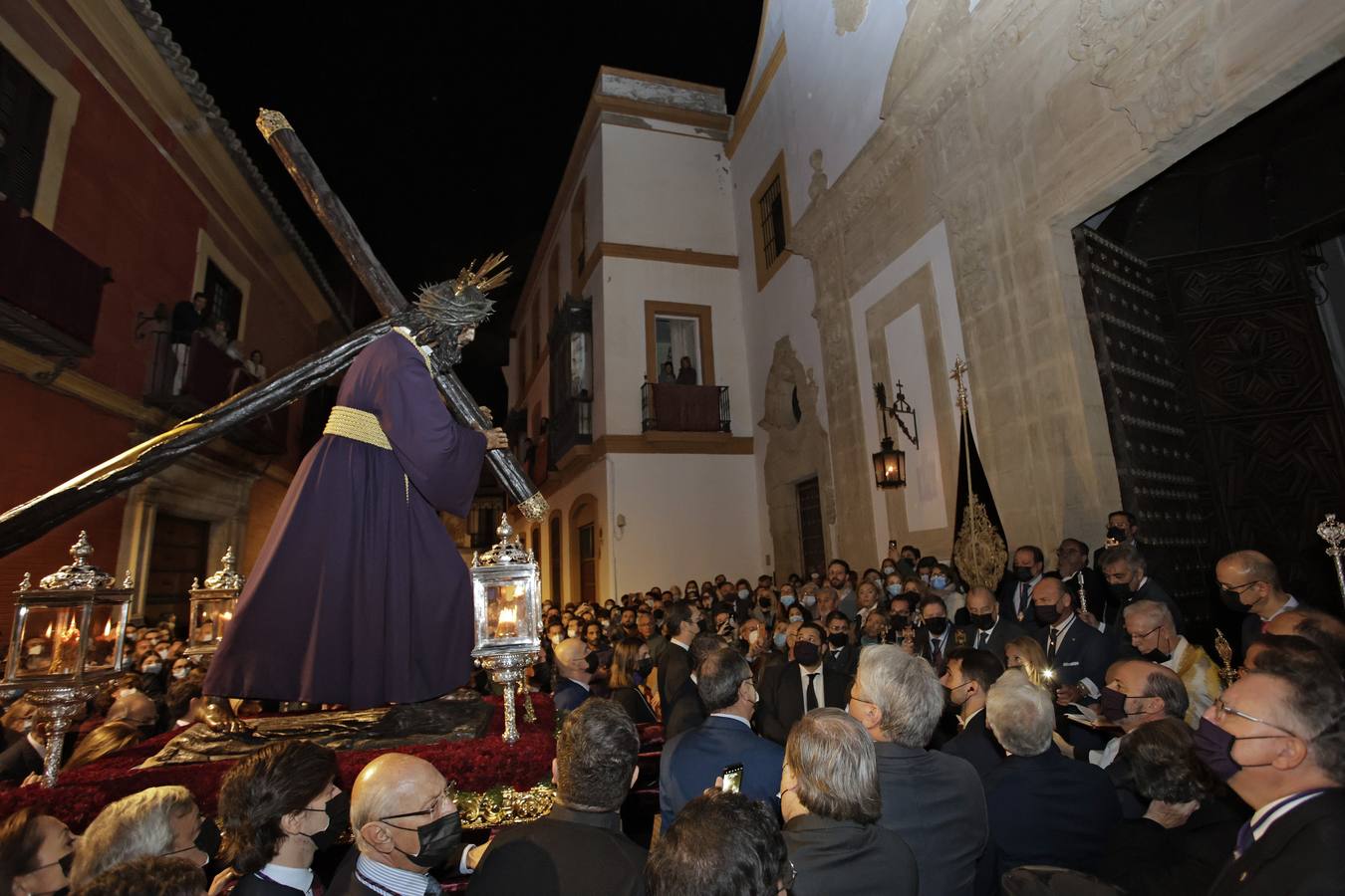 En imágenes, el Gran Poder ilumina los callejones del Centro