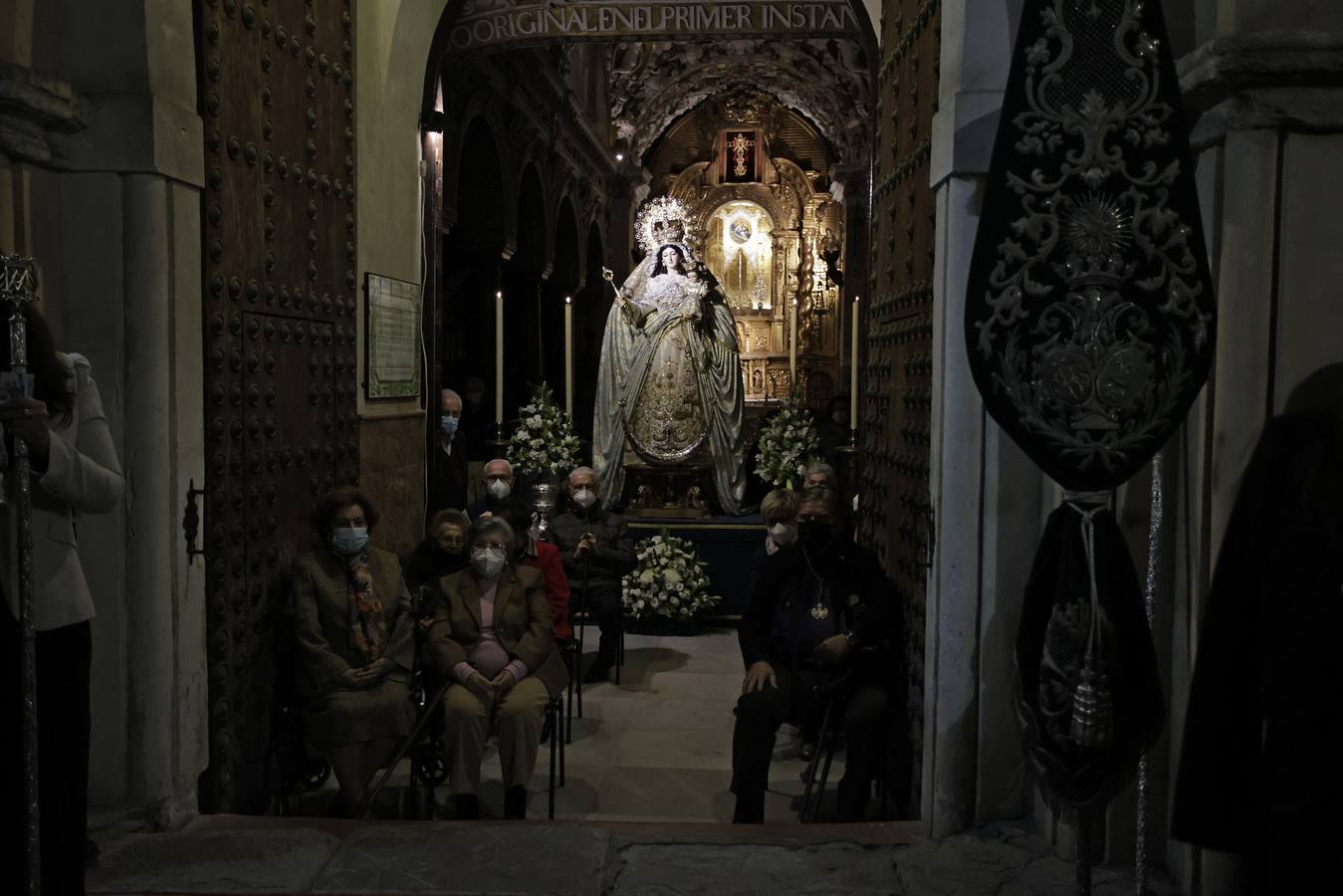 En imágenes, el Gran Poder ilumina los callejones del Centro