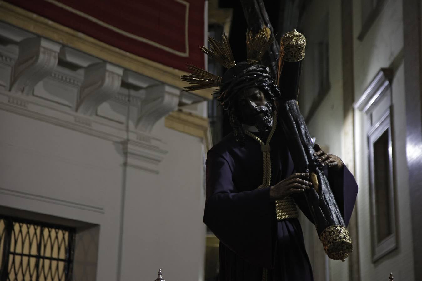 En imágenes, el Gran Poder ilumina los callejones del Centro