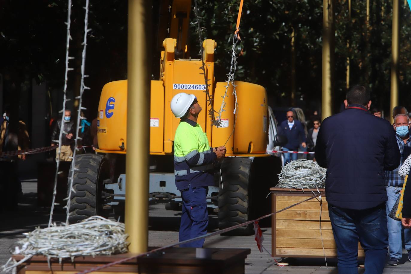 Córdoba se prepara ya para la Navidad con la instalación del alumbrado, en imágenes