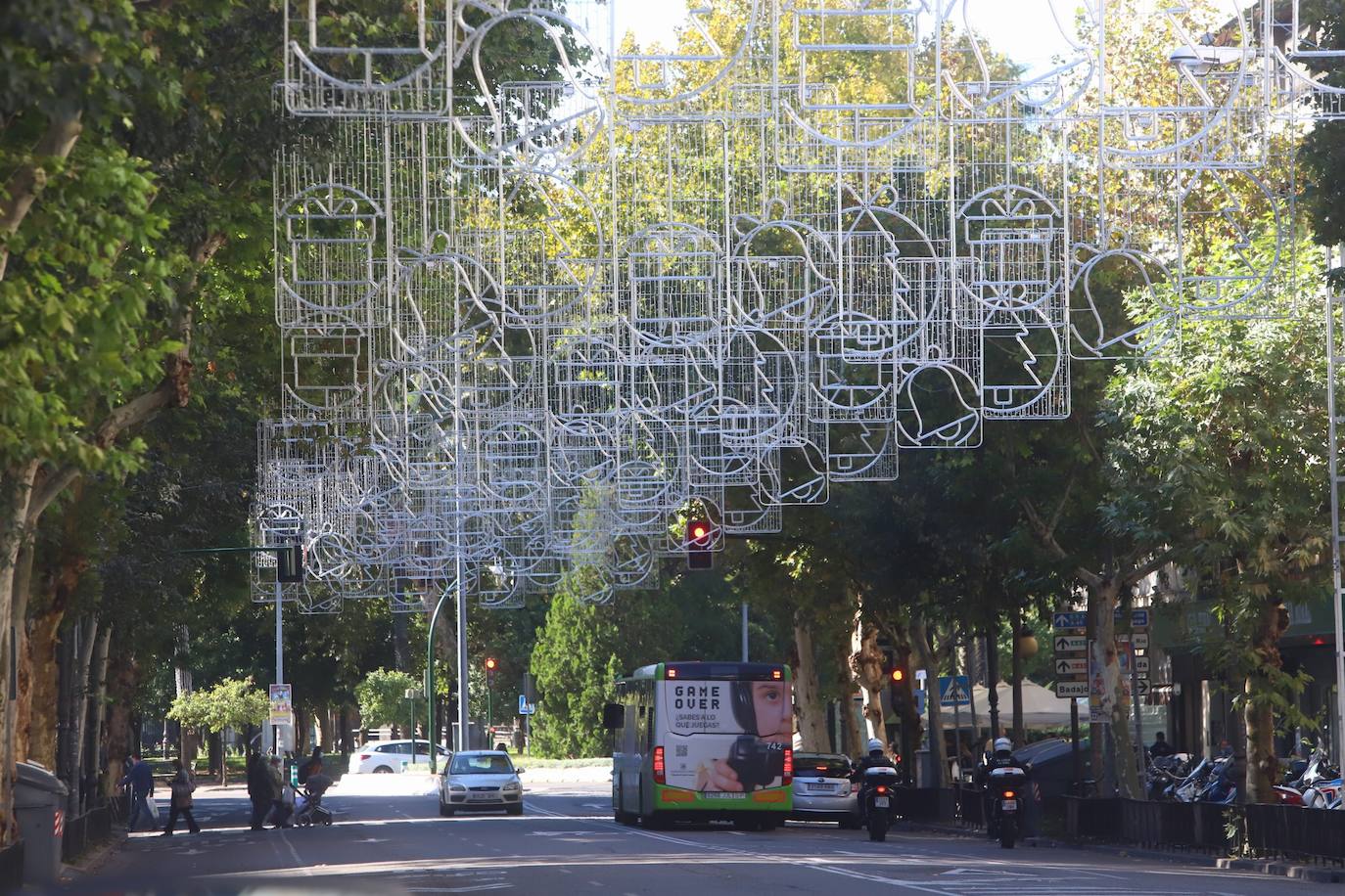 Córdoba se prepara ya para la Navidad con la instalación del alumbrado, en imágenes