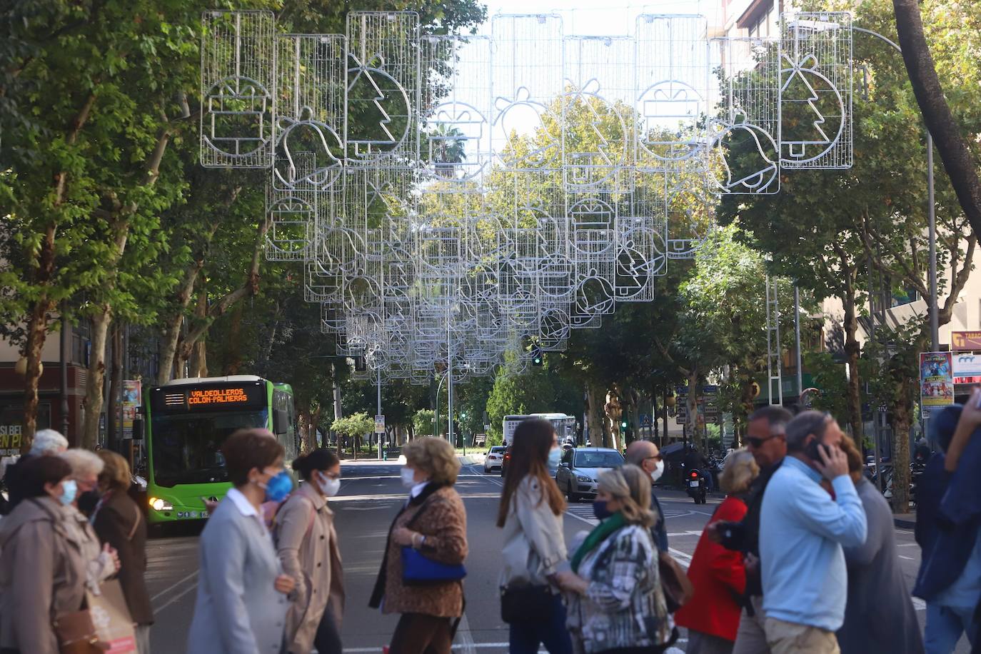 Córdoba se prepara ya para la Navidad con la instalación del alumbrado, en imágenes