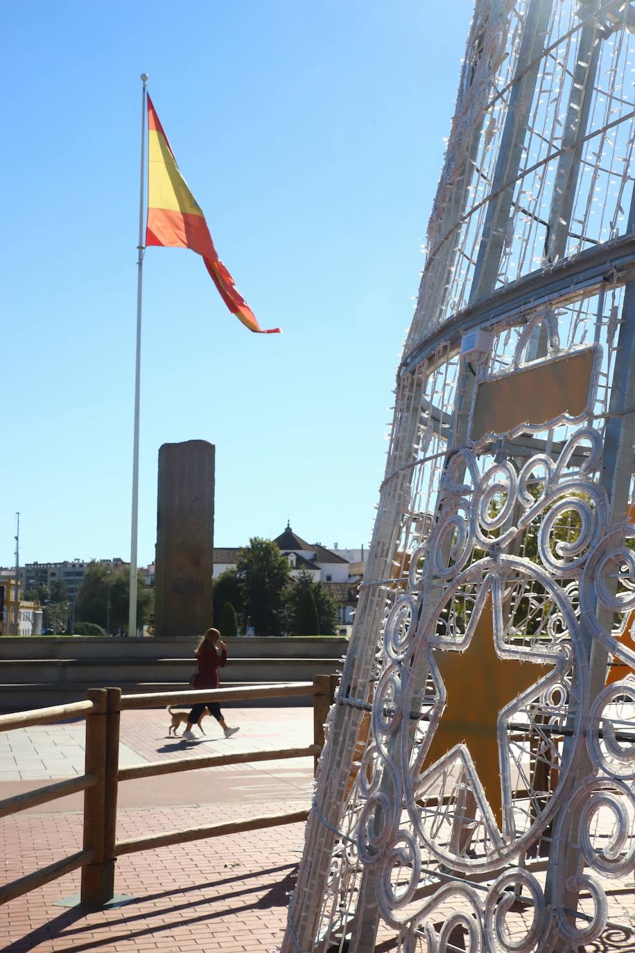 Córdoba se prepara ya para la Navidad con la instalación del alumbrado, en imágenes