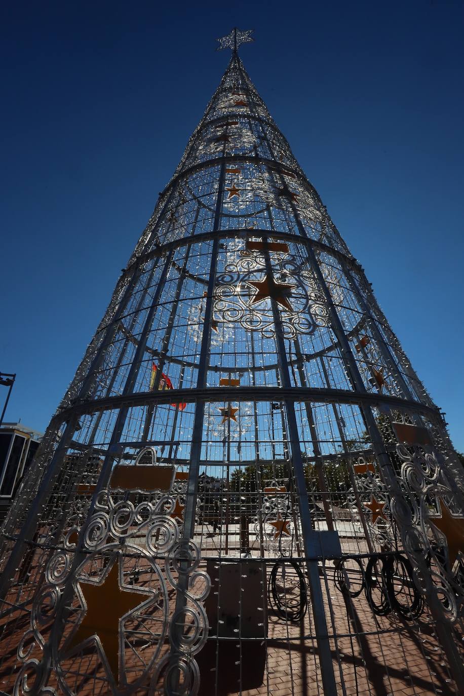 Córdoba se prepara ya para la Navidad con la instalación del alumbrado, en imágenes