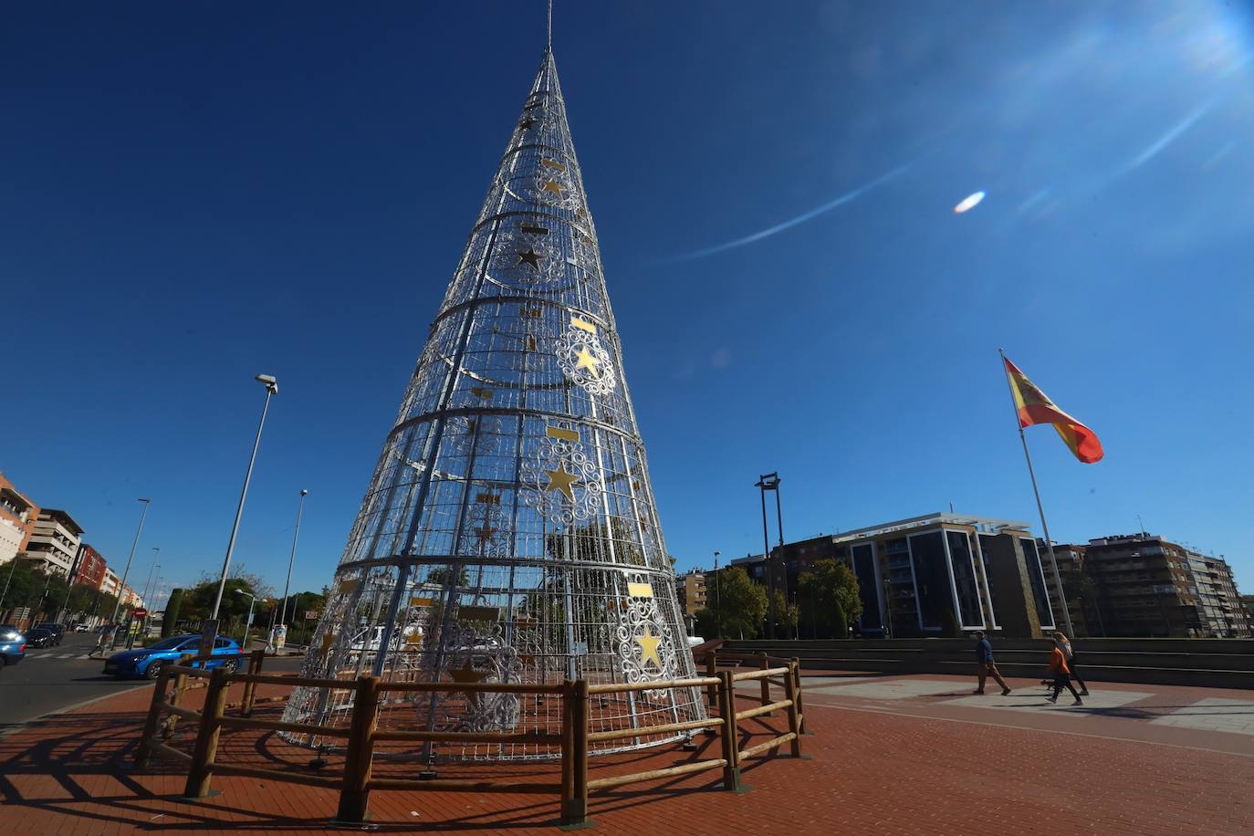 Córdoba se prepara ya para la Navidad con la instalación del alumbrado, en imágenes