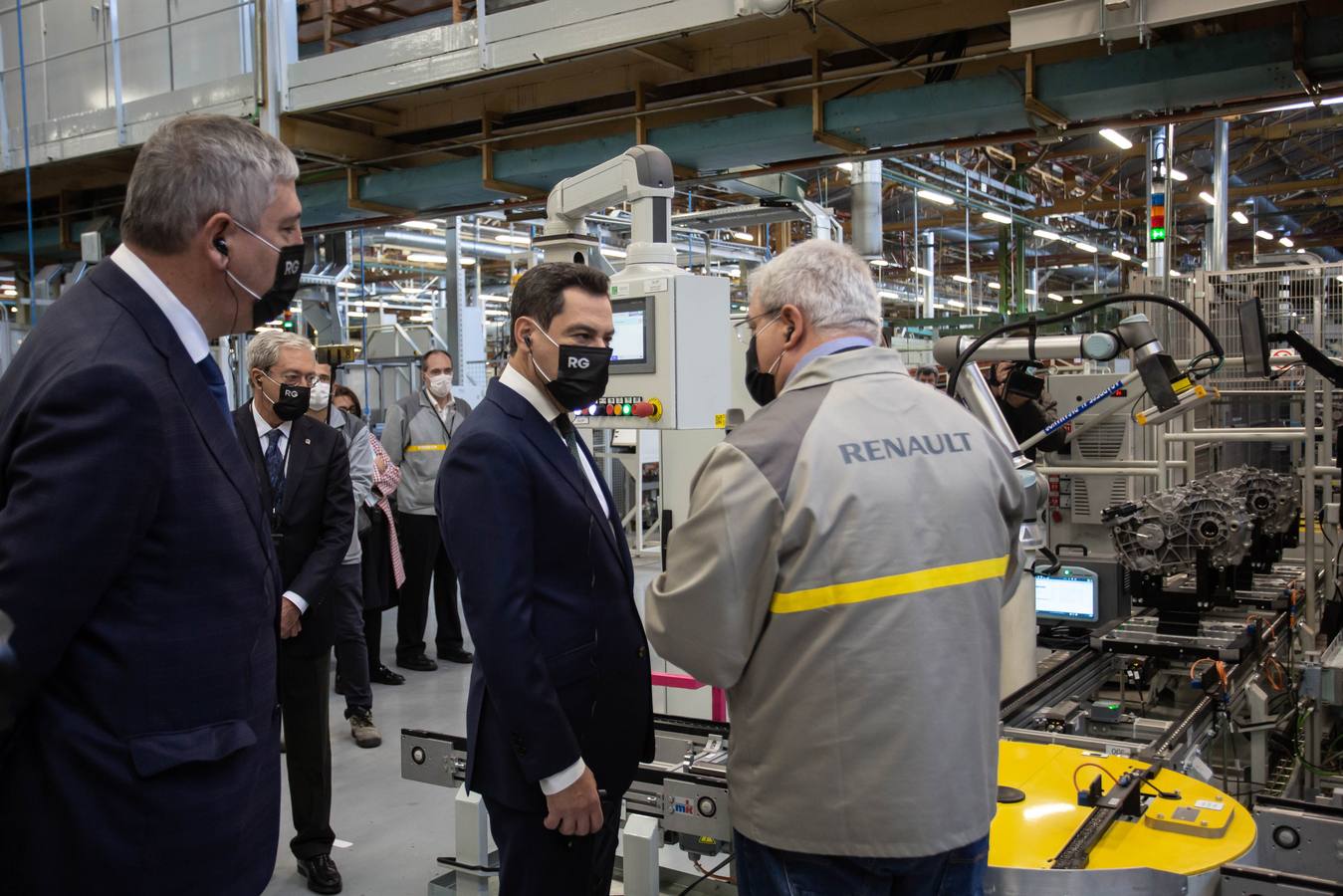 En imágenes, la visita de Juanma Moreno a Renault