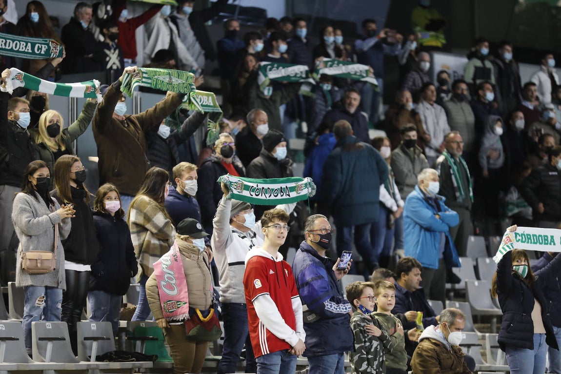 Córdoba-Montijo: el ambiente en las gradas de El Arcángel, en imágenes