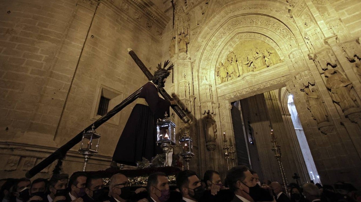 En imágenes, ecos antiguos de miserere reciben al Gran Poder en la Catedral