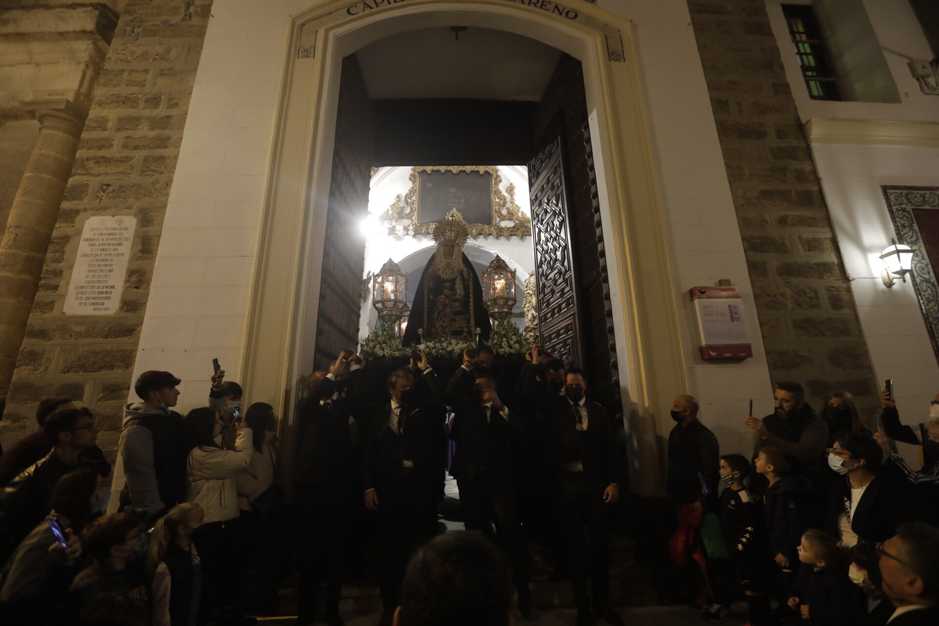En imágenes: María Santísima de los Dolores recorre el barrio de Santa María
