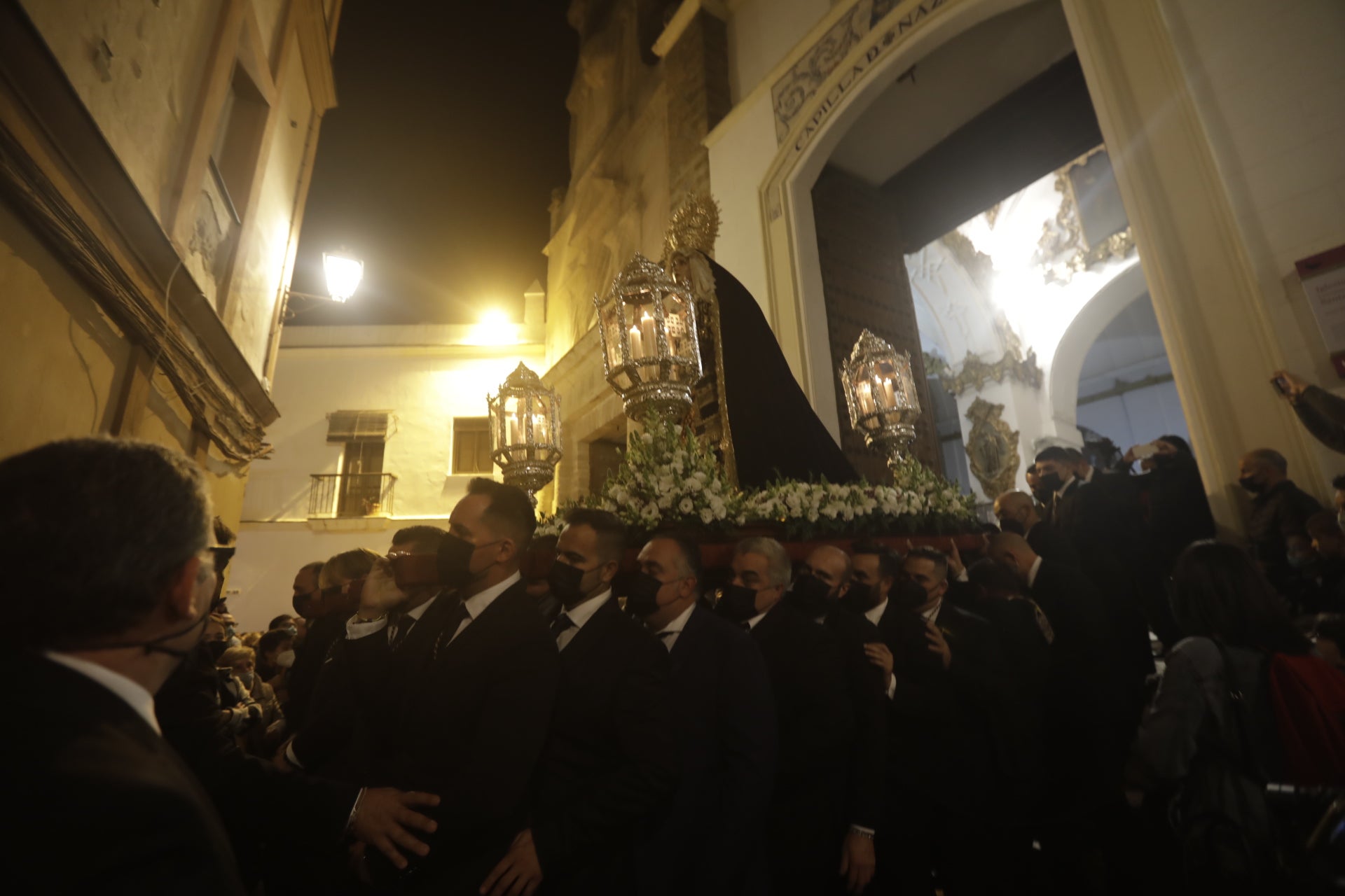 En imágenes: María Santísima de los Dolores recorre el barrio de Santa María