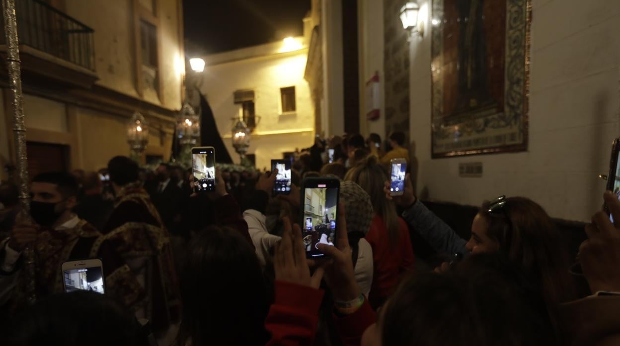 En imágenes: María Santísima de los Dolores recorre el barrio de Santa María