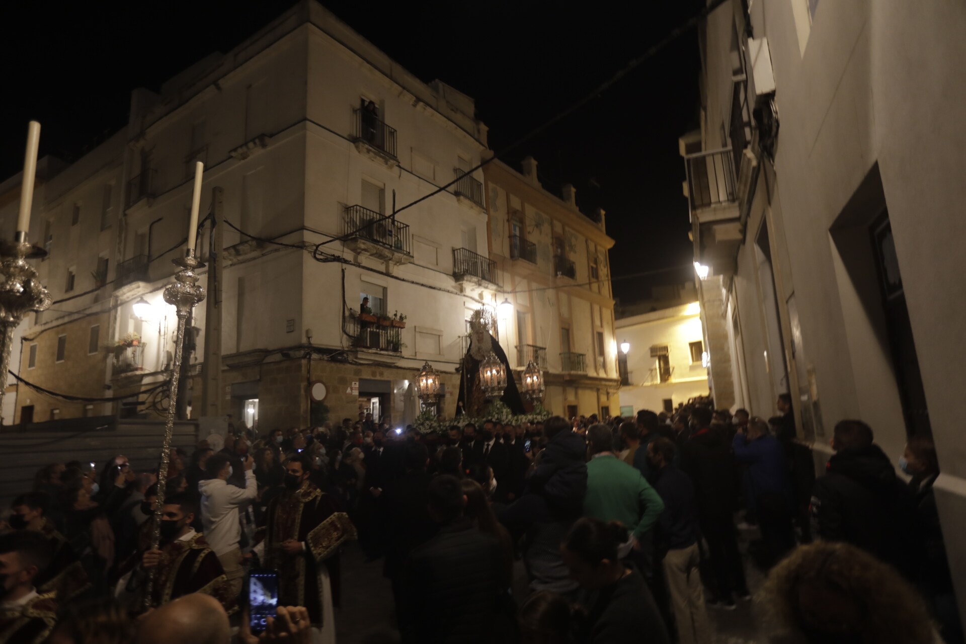 En imágenes: María Santísima de los Dolores recorre el barrio de Santa María