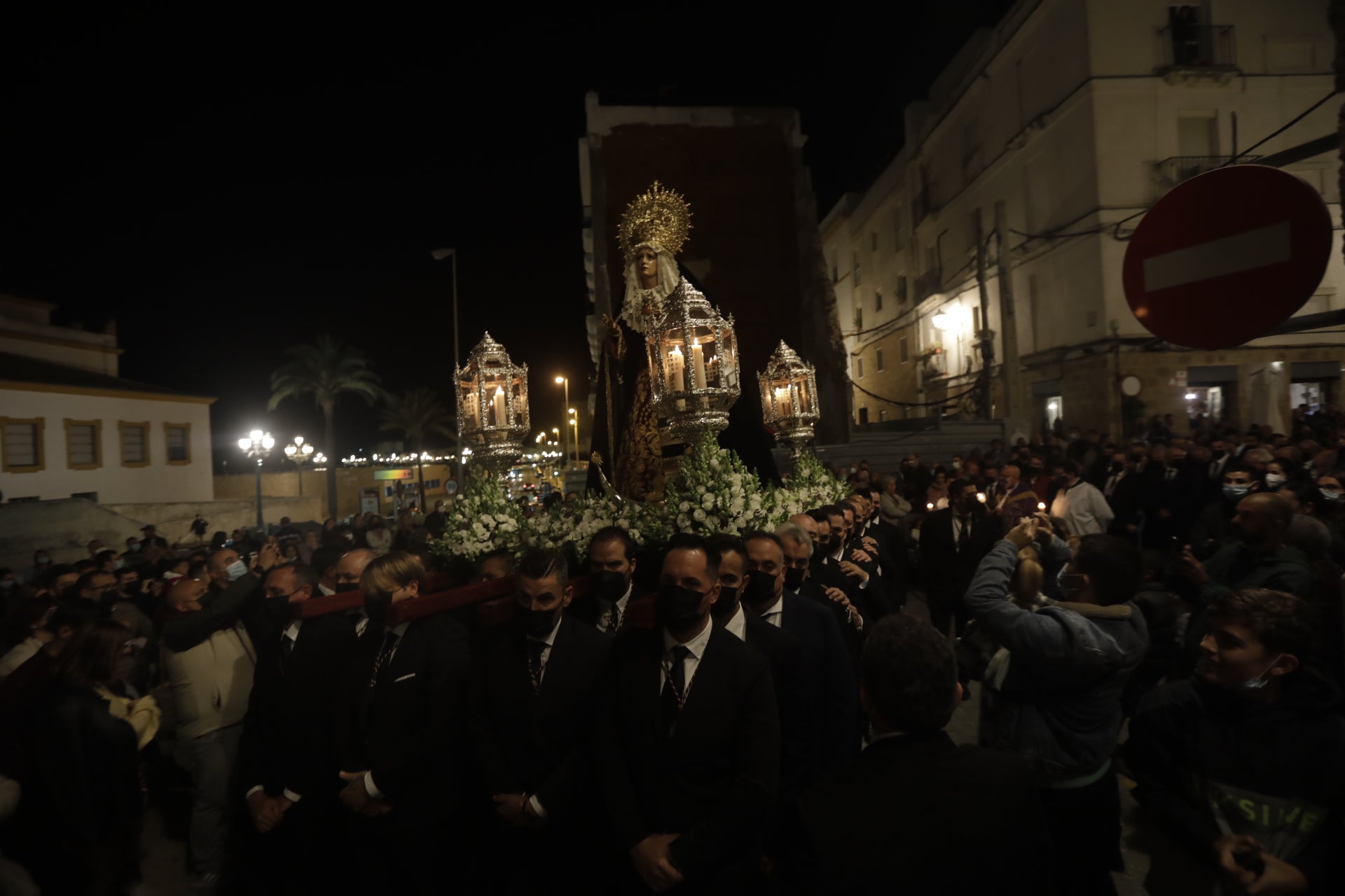 En imágenes: María Santísima de los Dolores recorre el barrio de Santa María