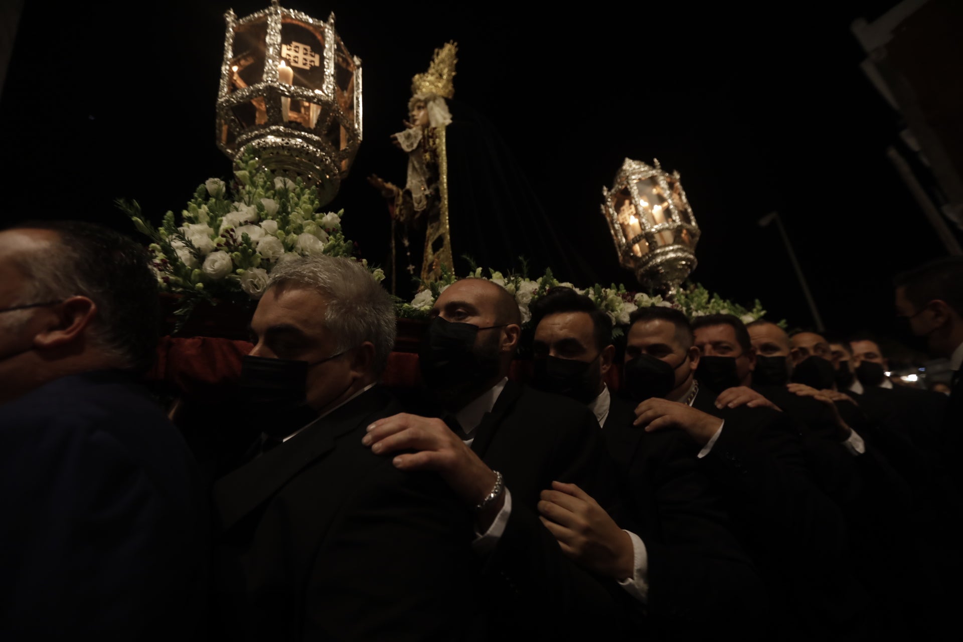 En imágenes: María Santísima de los Dolores recorre el barrio de Santa María