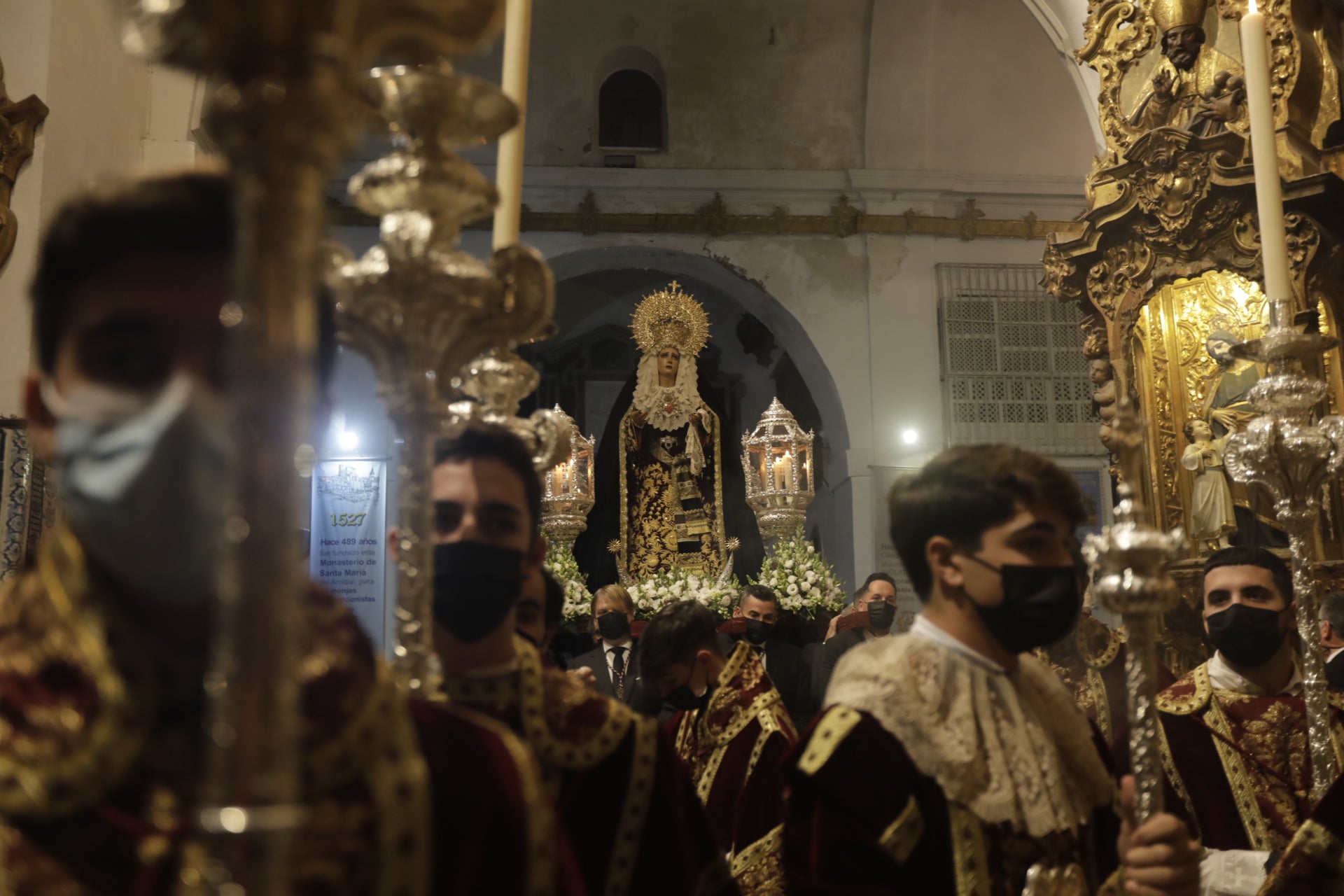 En imágenes: María Santísima de los Dolores recorre el barrio de Santa María