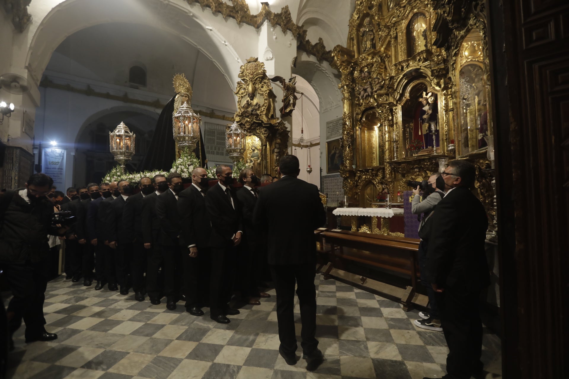 En imágenes: María Santísima de los Dolores recorre el barrio de Santa María