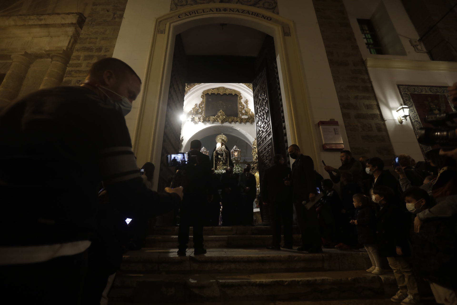 En imágenes: María Santísima de los Dolores recorre el barrio de Santa María