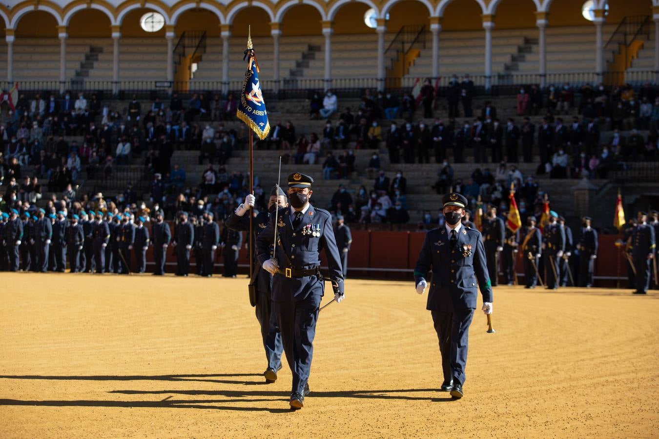 Jura de bandera en la plaza de toros de la Maestranza de Sevilla