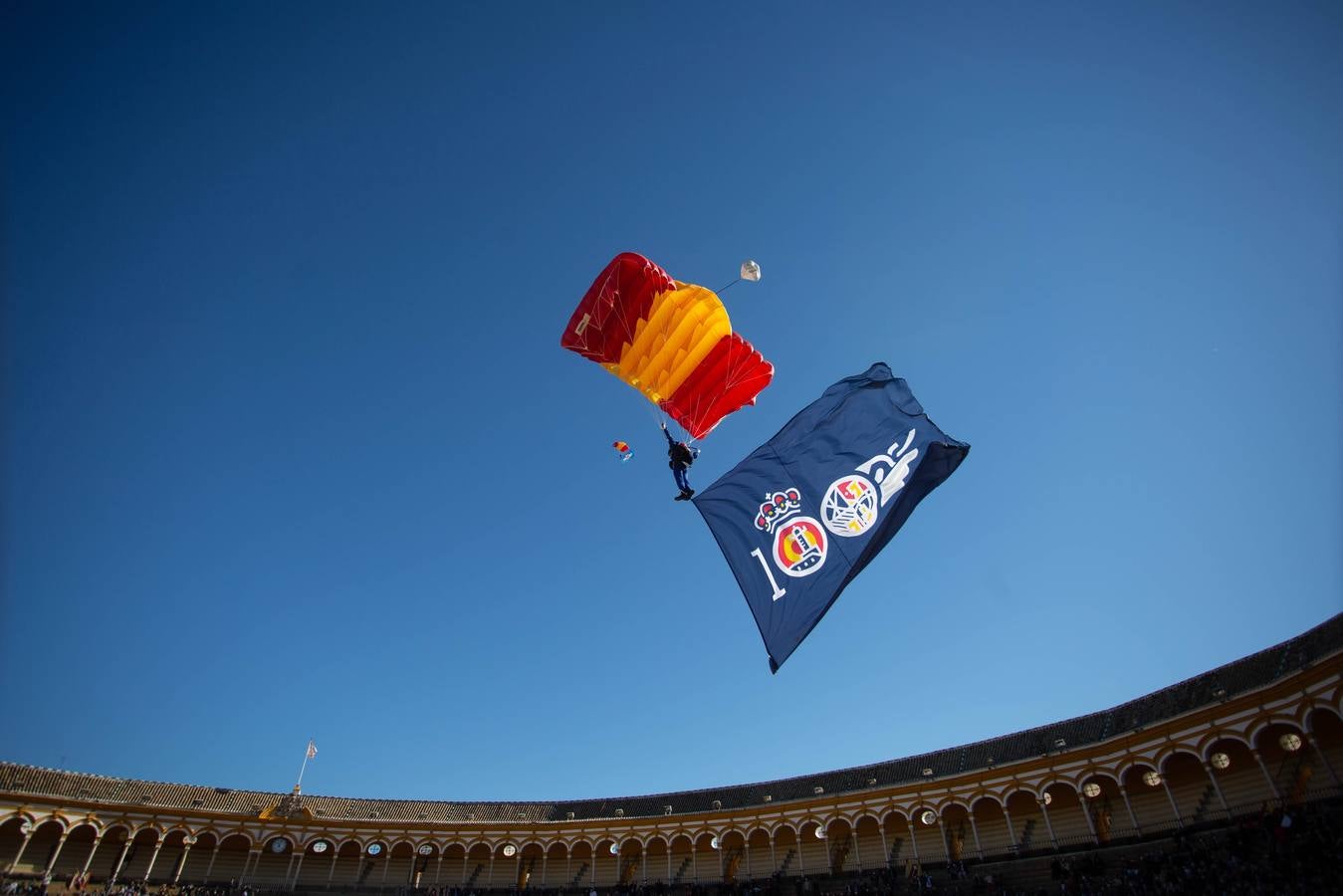 Jura de bandera en la plaza de toros de la Maestranza de Sevilla