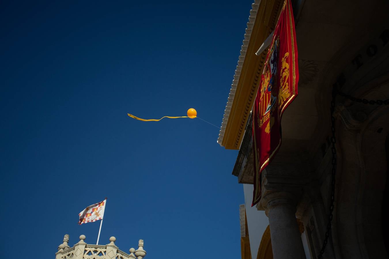 Jura de bandera en la plaza de toros de la Maestranza de Sevilla