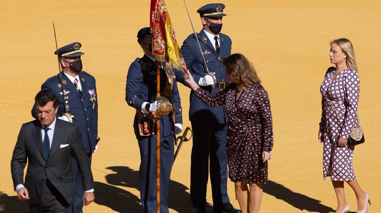 Sevilla rinde tributo a la enseña nacional en una multitudinara jura de bandera (I)