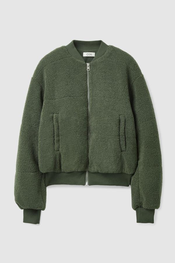 COS - Prendas y accesorios para sumarse al verde. Bomber de borrego oversize, de COS. Precio: 89,90€.