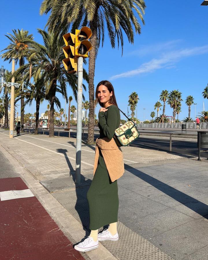 Una tonalidad que se adapta a todos los gustos. Uno de los puntos clave de los verdes es que en función del tipo de acabado pueden admitir tanto tonos fríos como otros más cálidos. Con beiges y negros siempre es un acierto, igual que con los fucsia y naranjas.