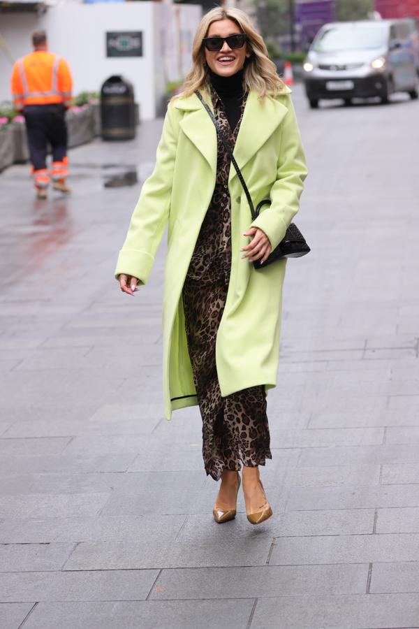 En versión flúor, para todos los gustos. Los neones y flúor se han convertido en la gran apuesta del 2021 para las más atrevidas donde incluso los estampados le dan un toque todavía más rompedor. Desde el animal print a las flores o cuadros, todo vale.